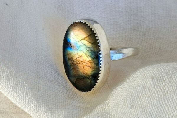 stylish oval ring with labradorite gemstone